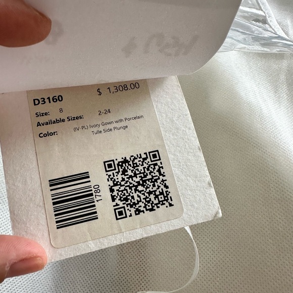 Modest sheath wedding dress with keyhole back - Picture 13 of 13